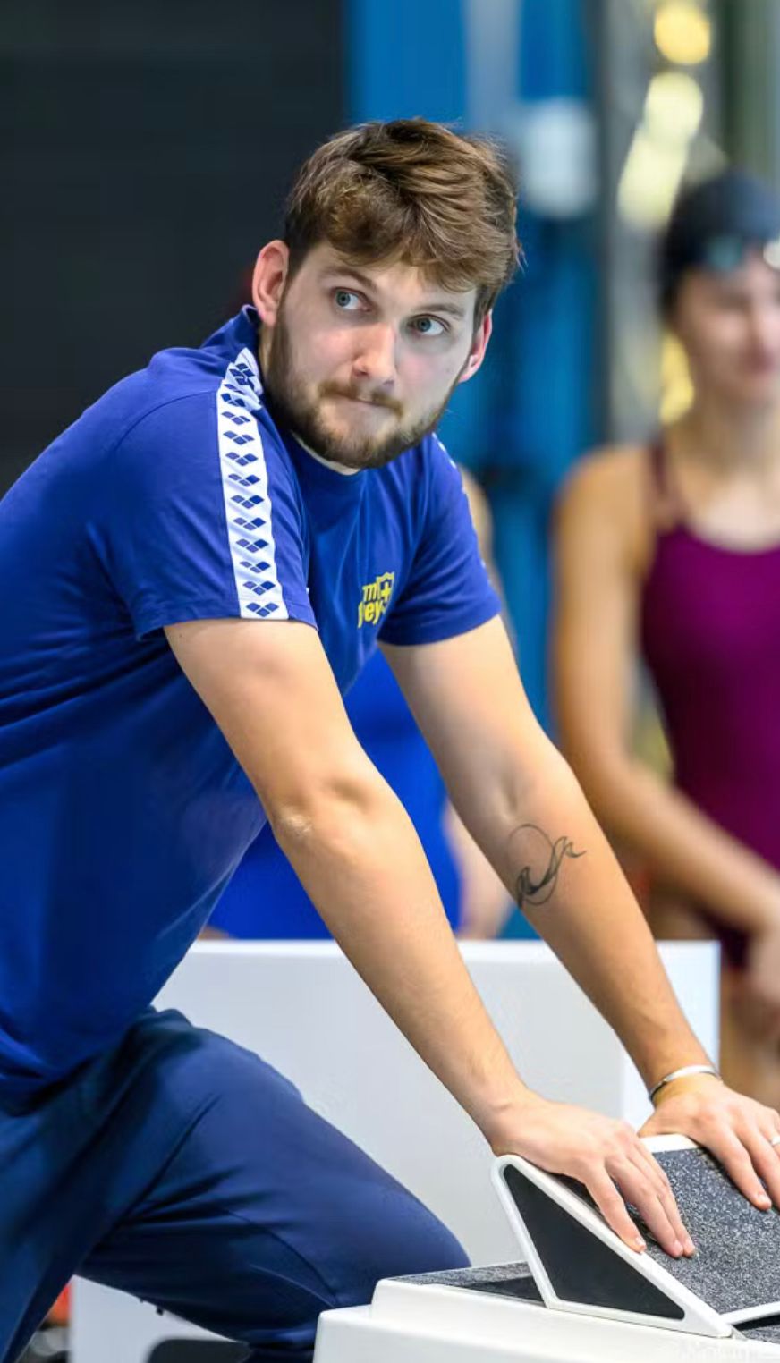Appuyé sur un plot de départ, Baptiste Marmoud observe le bassin.
