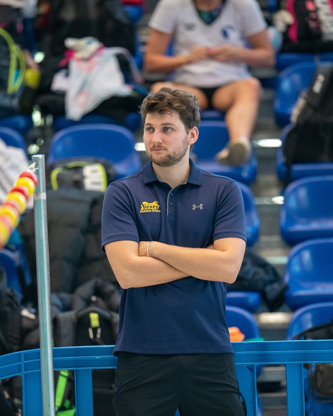 Baptiste Marmoud, bras croisés, au bord du bassin pendant une compétition.