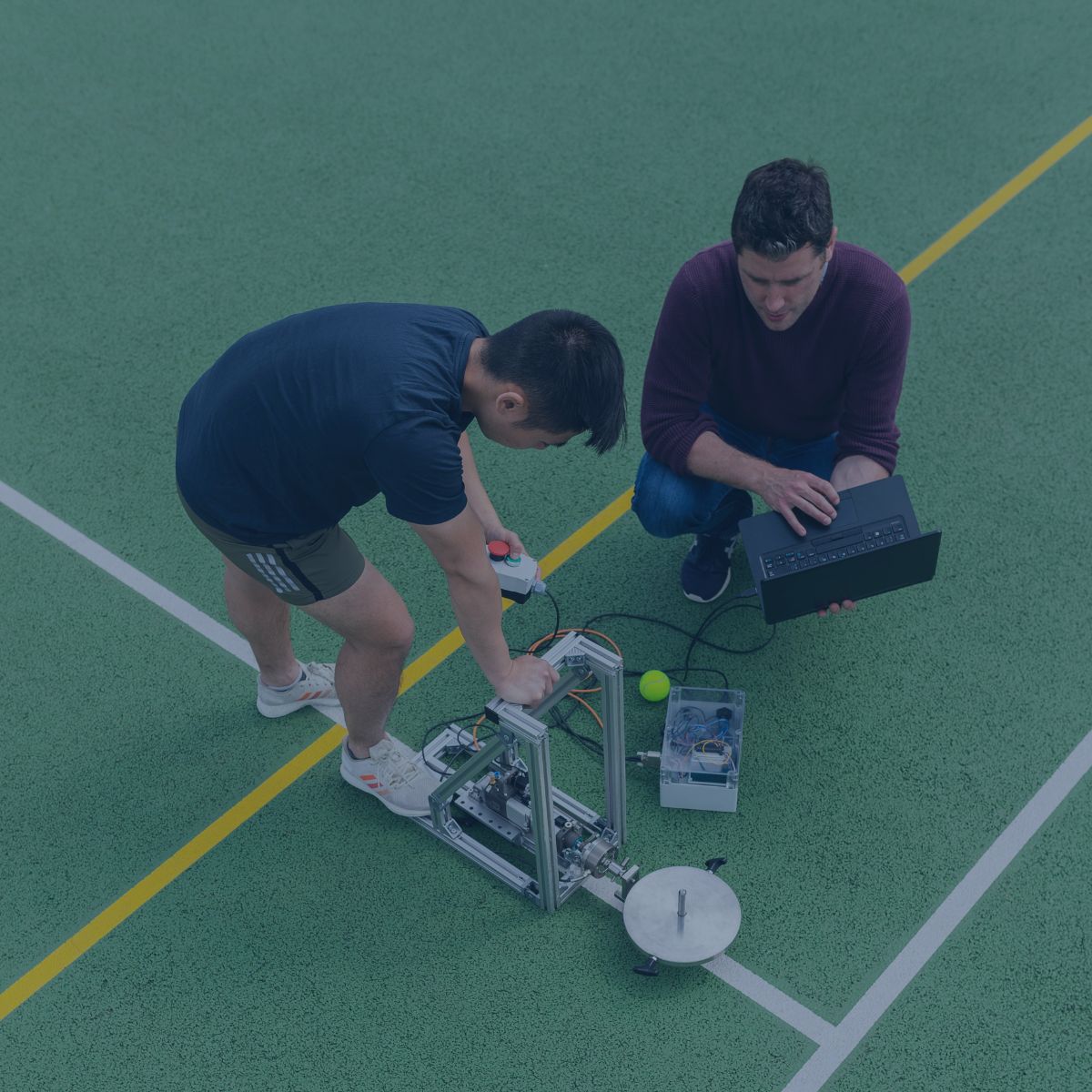 Test de force avec capteurs sur une piste, données suivies sur ordinateur.