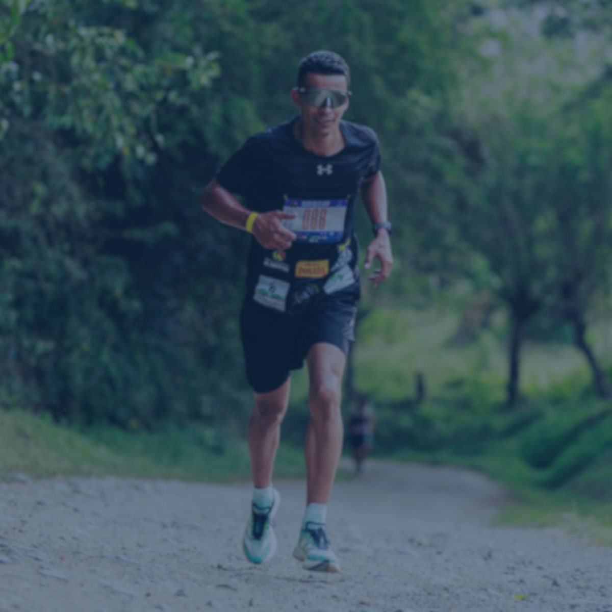 Coureur de trail sur un chemin forestier.